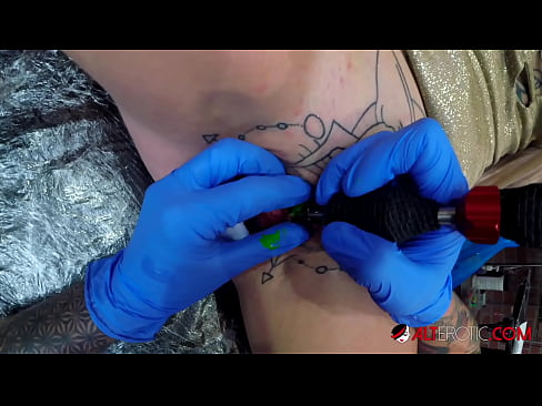 ❤️ tattooed ທີ່ສຸດ Hottie Sully Savage ໄດ້ຮັບ tattoo ສຸດ clitoris ຂອງນາງ ❤ ມີເພດສຳພັນ ຢູ່ພວກເຮົາ ☑